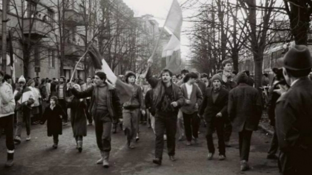 Revolta muncitorilor de la Uzina Steagu Roșu, marcată la Brașov cu  proiecții laser - Știri din Brasov